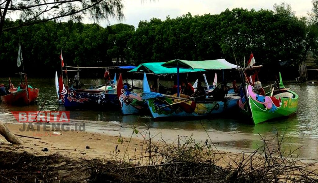 Perahu nelayan bersandar di Sungai Babagan yang melintasi Desa Dasun, Kecamatan Lasem, Rembang. (RTW/Koran Lingkar)