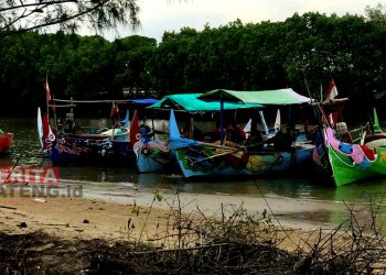 Perahu nelayan bersandar di Sungai Babagan yang melintasi Desa Dasun, Kecamatan Lasem, Rembang. (RTW/Koran Lingkar)