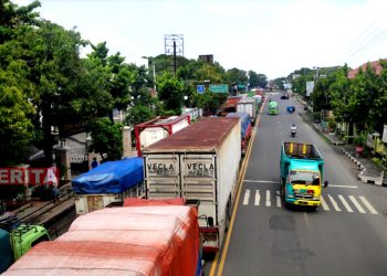 Kendaraan-kendaraan terjebak macet di Jalan Pantura Pati–Rembang. (RTW/Koran Lingkar)