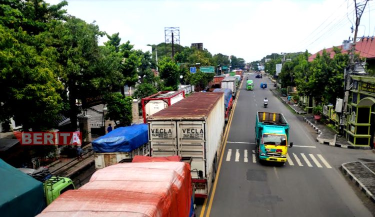 Kendaraan-kendaraan terjebak macet di Jalan Pantura Pati–Rembang. (RTW/Koran Lingkar)
