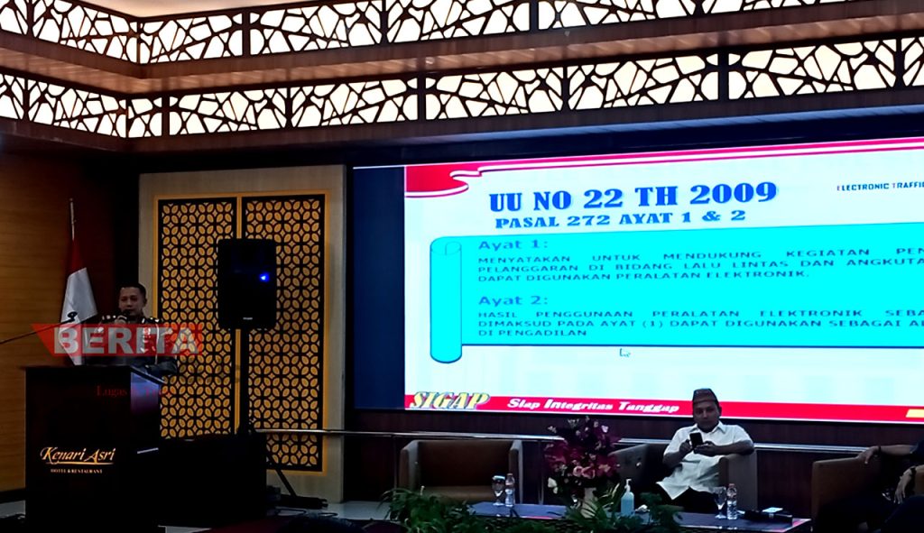 Perwakilan dari Polres Kudus saat mengisi materi sosialisasi kepatuhan pajak. (AEM/Koran Lingkar)