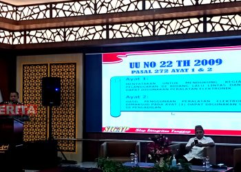Perwakilan dari Polres Kudus saat mengisi materi sosialisasi kepatuhan pajak. (AEM/Koran Lingkar)