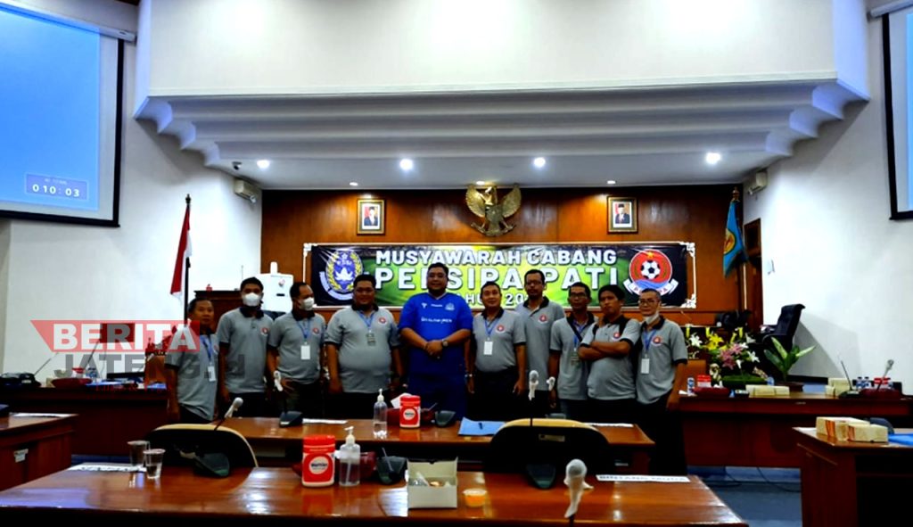 Joni Kurnianto berfoto bersama manajemen Persipa Pati usai pelantikan Ketua Umum Persipa, Minggu (27/3). (Istimewa)