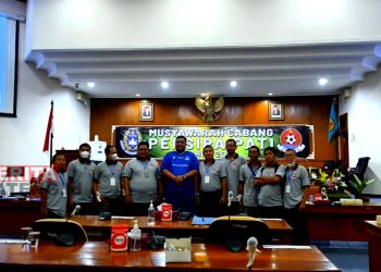 Joni Kurnianto berfoto bersama manajemen Persipa Pati usai pelantikan Ketua Umum Persipa, Minggu (27/3). (Istimewa)