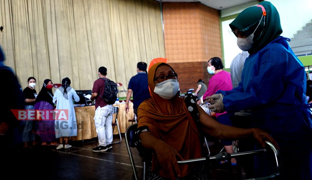 Salah seorang lansia mengikuti vaksinasi di Gedung Wanita, Kabupaten Jepara. (ADH/Koran Lingkar)