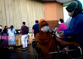 Salah seorang lansia mengikuti vaksinasi di Gedung Wanita, Kabupaten Jepara. (ADH/Koran Lingkar)