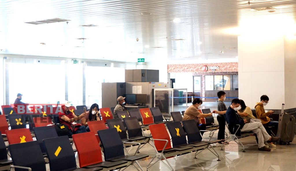 Sejumlah penumpang di Bandara Ahmad Yani, Kota Semarang, sedang menunggu jadwal pemberangkatan. (ADH/Koran Lingkar)