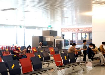 Sejumlah penumpang di Bandara Ahmad Yani, Kota Semarang, sedang menunggu jadwal pemberangkatan. (ADH/Koran Lingkar)