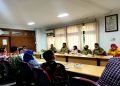 Dinilai Tanpa Izin, Warga Bulucangkring Kudus Tuntut Kompensasi Pembangunan Tower 15 Sejumlah warga bersama LSM MPK melakukan audiensi bersama Asisten I Bidang Pemerintahan dan Kesra Sekda Kudus, Agus Budi Satrio di Ruang Rapat Setda Kudus, Rabu (16/3). (NHS/Koran Lingkar)