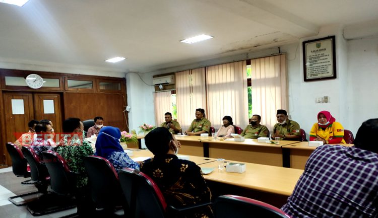 Sejumlah warga bersama LSM MPK melakukan audiensi bersama Asisten I Bidang Pemerintahan dan Kesra Sekda Kudus, Agus Budi Satrio di Ruang Rapat Setda Kudus, Rabu (16/3). (NHS/Koran Lingkar)
