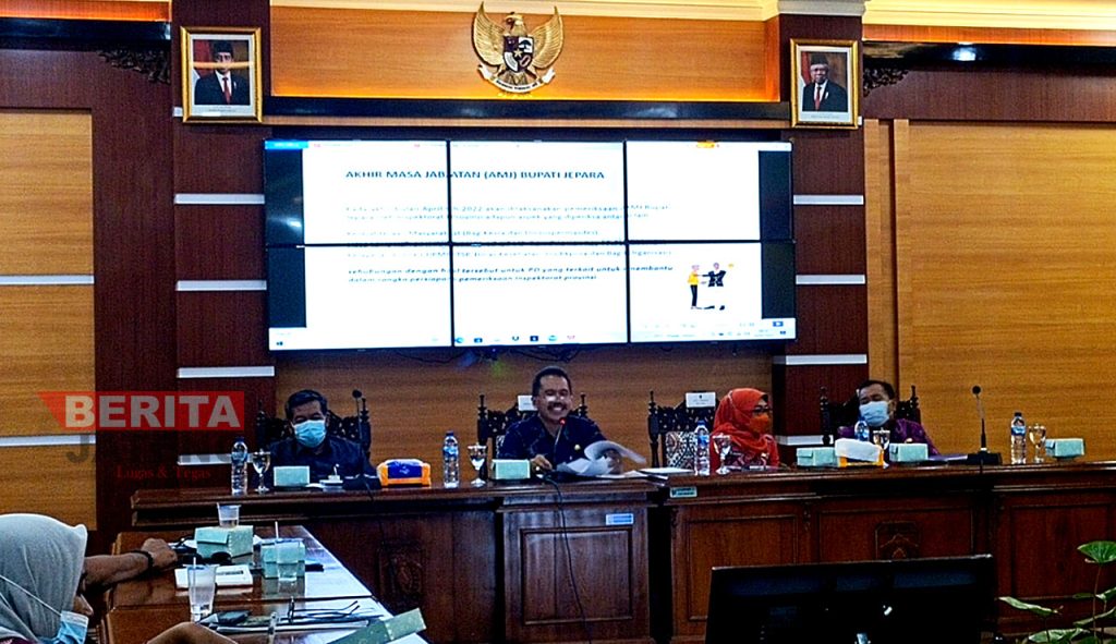 Sekda Kabupaten Jepara, Edy Sujatmiko saat memberi arahan kepada peserta rakor. (MUS/Koran Lingkar)