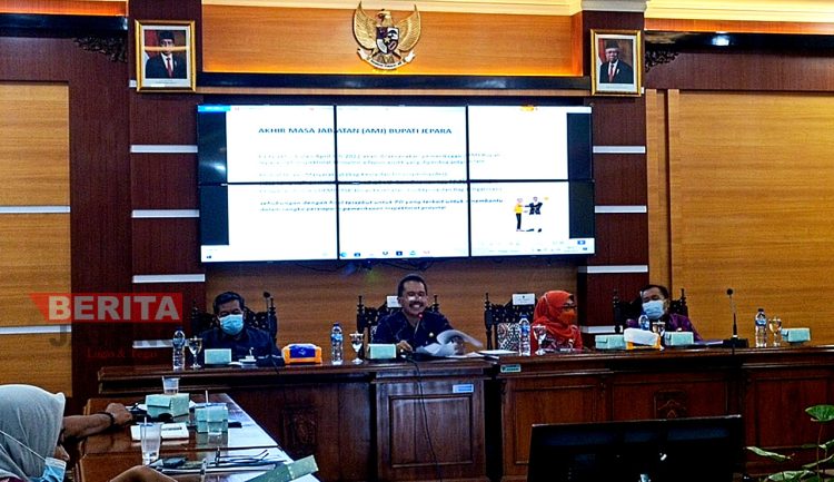 Sekda Kabupaten Jepara, Edy Sujatmiko saat memberi arahan kepada peserta rakor. (MUS/Koran Lingkar)