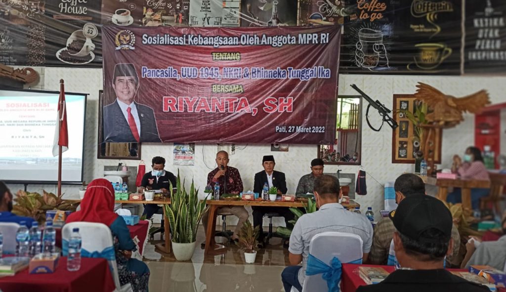 Ratusan warga Dukuh Sekarkurung, Desa Muktiharjo, Pati mengikuti sosialisasi 4 pilar kebangsaan DPR RI Riyanta kemarin (27/3). (Istimewa)