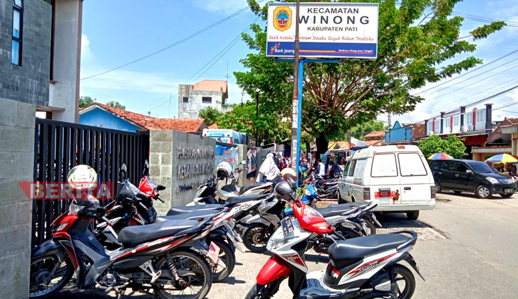 Suasana di tempat parkir depan Kantor Kecamatan Winong, Pati saat warga mengambil bansos. (ARF/Beritajateng.id)