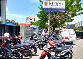 Suasana di tempat parkir depan Kantor Kecamatan Winong, Pati saat warga mengambil bansos. (ARF/Beritajateng.id)