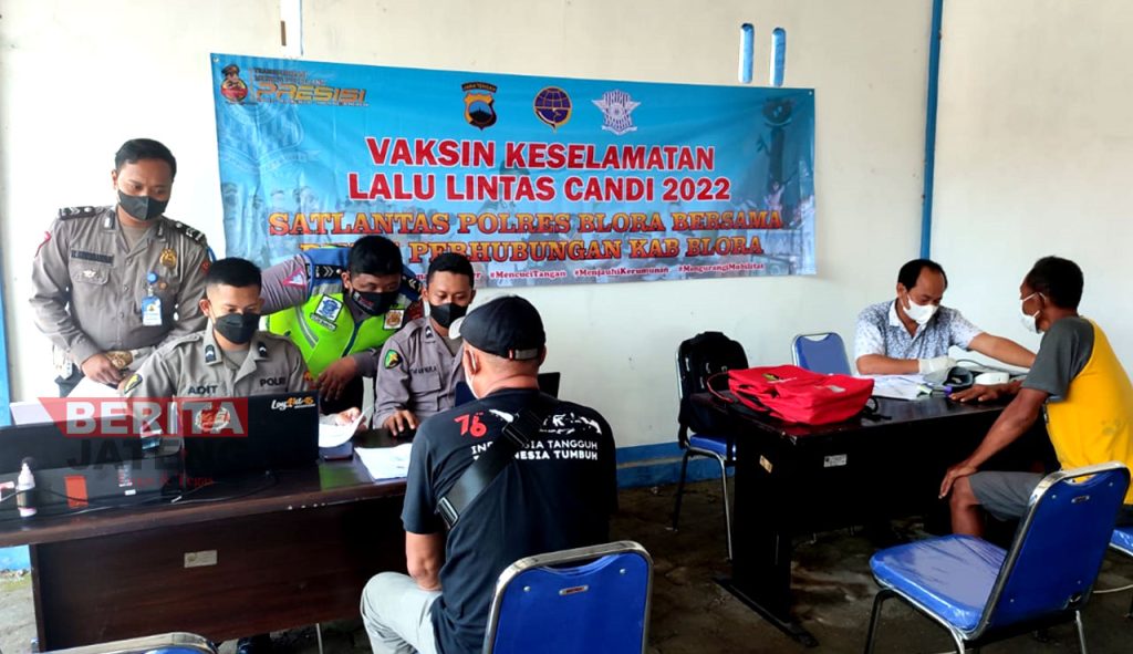Sopir dan awak angkutan melakukan cek kesehatan sebelum vaksinasi. (Istimewa)