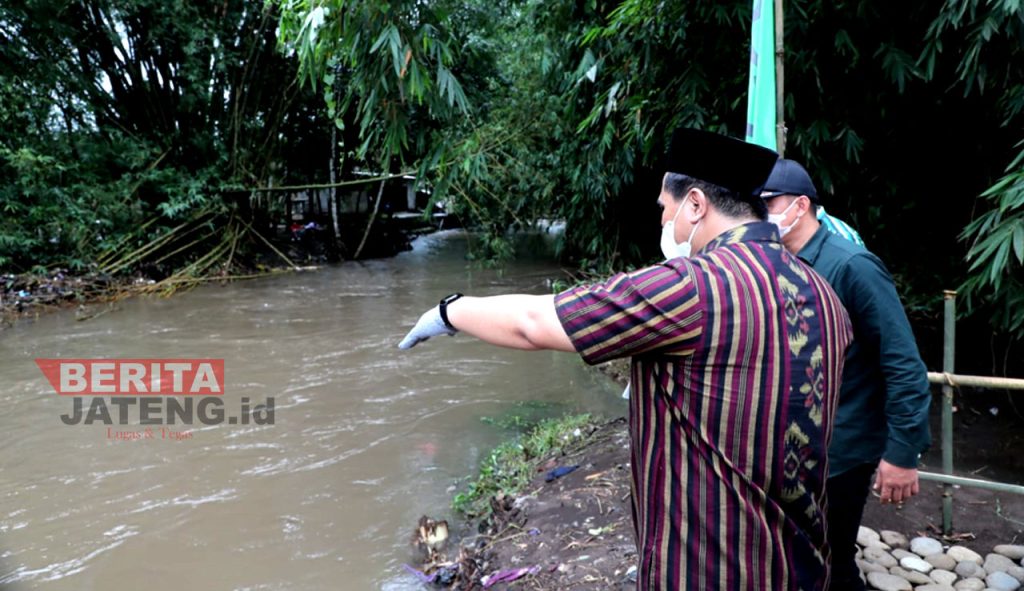 Wakil Gubernur Jawa Tengah, Taj Yasin Maimoen meninjau lokasi abrasi, Selasa (15/3). (Dok. Humas Jateng)