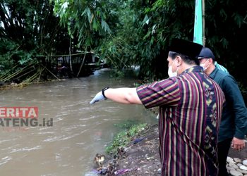 Wakil Gubernur Jawa Tengah, Taj Yasin Maimoen meninjau lokasi abrasi, Selasa (15/3). (Dok. Humas Jateng)