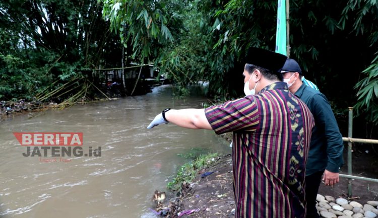 Wakil Gubernur Jawa Tengah, Taj Yasin Maimoen meninjau lokasi abrasi, Selasa (15/3). (Dok. Humas Jateng)