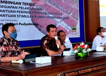 Wakil Ketua DPRD Jateng, Heri Pudyatmoko saat menyampaikan materi mengenai bantuan keuangan untuk perbaikan RTLH di Kantor Bappeda Purworejo. (Dok. DPRD Jateng)