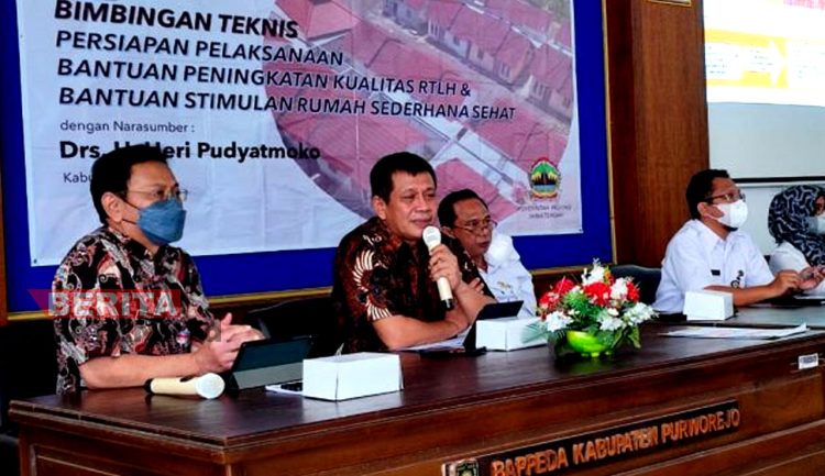 Wakil Ketua DPRD Jateng, Heri Pudyatmoko saat menyampaikan materi mengenai bantuan keuangan untuk perbaikan RTLH di Kantor Bappeda Purworejo. (Dok. DPRD Jateng)