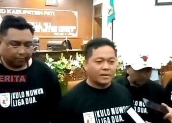 Wakil Ketua DPRD Joni Kurnianto (kiri) dan Ketua DPRD Pati Ali Badrudin (kanan) saat menemui Patifosi di Gedung DPRD Pati, Minggu (13/3). (Istimewa)