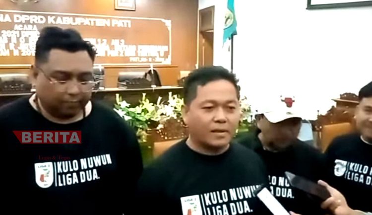 Wakil Ketua DPRD Joni Kurnianto (kiri) dan Ketua DPRD Pati Ali Badrudin (kanan) saat menemui Patifosi di Gedung DPRD Pati, Minggu (13/3). (Istimewa)