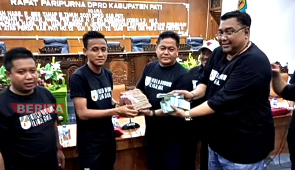 Wakil Ketua DPRD Pati, Joni Kurnianto dan Ketua DPRD Pati, Ali Badrudin saat memberikan hadiah berupa uang tunai kepada punggawa Persipa di Gedung DPRD Pati, Minggu (13/3). (ARF/Beritajateng.id)