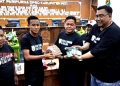 Wakil Ketua DPRD Pati, Joni Kurnianto dan Ketua DPRD Pati, Ali Badrudin saat memberikan hadiah berupa uang tunai kepada punggawa Persipa di Gedung DPRD Pati, Minggu (13/3). (ARF/Beritajateng.id)