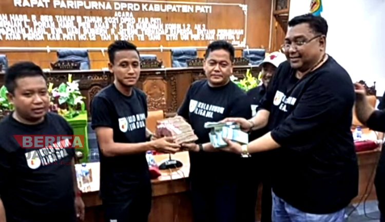 Wakil Ketua DPRD Pati, Joni Kurnianto dan Ketua DPRD Pati, Ali Badrudin saat memberikan hadiah berupa uang tunai kepada punggawa Persipa di Gedung DPRD Pati, Minggu (13/3). (ARF/Beritajateng.id)