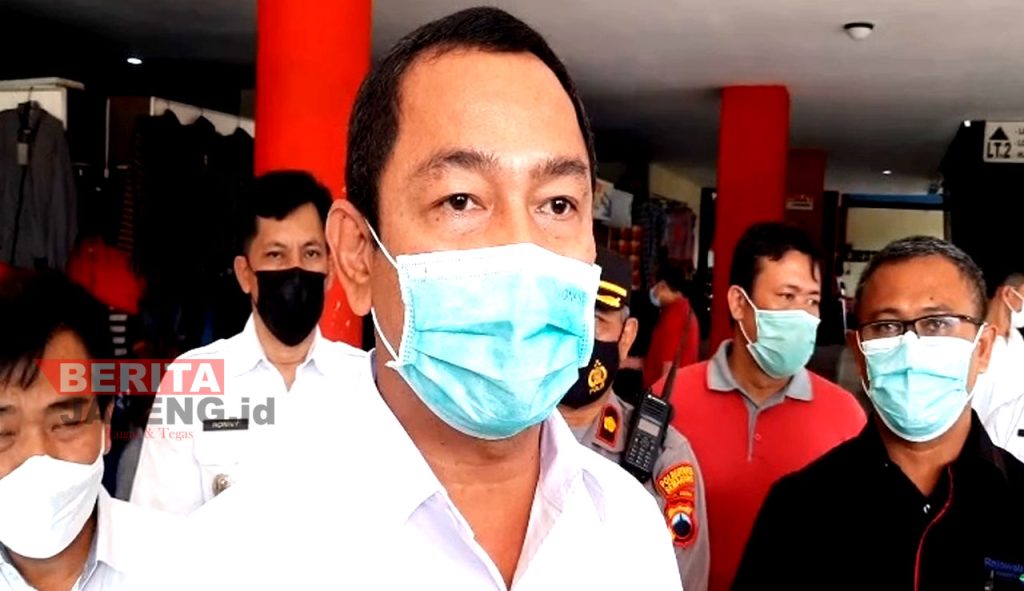 Wali Kota Semarang, Hendrar Prihadi saat mengadakan operasi minyak goreng di Pasar Bulu Semarang. (ADI/Koran Lingkar)