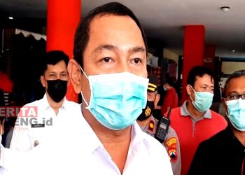 Wali Kota Semarang, Hendrar Prihadi saat mengadakan operasi minyak goreng di Pasar Bulu Semarang. (ADI/Koran Lingkar)