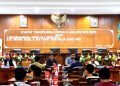 Warga Ngadu ke DPRD Pati, Minta Pembangunan Pabrik Sepatu Trangkil Dihentikan 16 DPRD Pati menerima audiensi dari perwakilan warga Trangkil dengan perwakilan pabrik sepatu dan DPUTR Pati terkait rencana pembangunan pabrik sepatu. (ARF/Beritajateng.id)