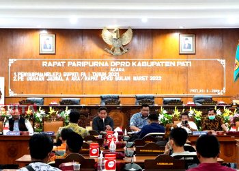 DPRD Pati menerima audiensi dari perwakilan warga Trangkil dengan perwakilan pabrik sepatu dan DPUTR Pati terkait rencana pembangunan pabrik sepatu. (ARF/Beritajateng.id)