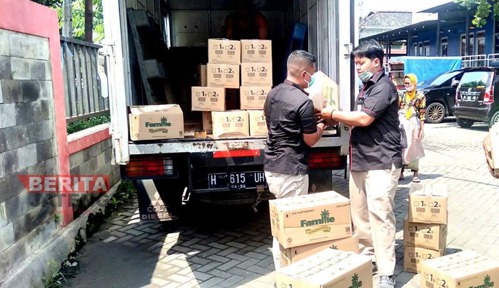 Pendistribusian minyak goreng di Pasar Bulu, Kota Semarang. (ADI/Koran Lingkar)