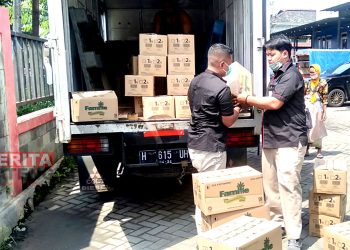 Pendistribusian minyak goreng di Pasar Bulu, Kota Semarang. (ADI/Koran Lingkar)