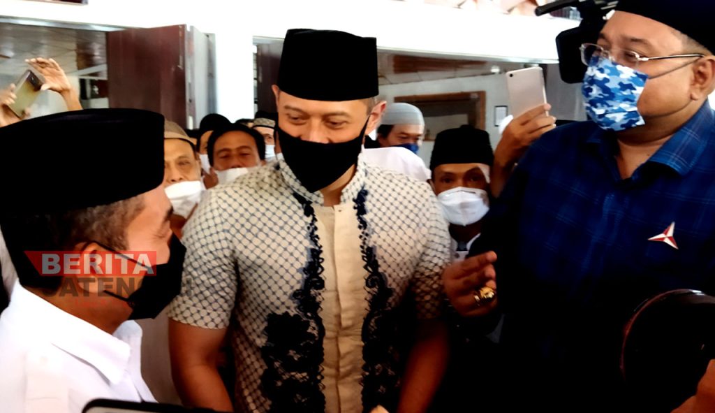 AHY (tengah) didampingi Ketua DPC Demokrat Pati Joni Kurnianto (kiri) tengah bercengkrama dengan Bupati Pati Haryanto (kiri) usai sholat Jumat di Masjid Agung Baitunnur, Pati, Jumat (8/4). (AZI/Koran Lingkar)