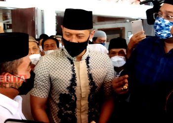 AHY (tengah) didampingi Ketua DPC Demokrat Pati Joni Kurnianto (kiri) tengah bercengkrama dengan Bupati Pati Haryanto (kiri) usai sholat Jumat di Masjid Agung Baitunnur, Pati, Jumat (8/4). (AZI/Koran Lingkar)