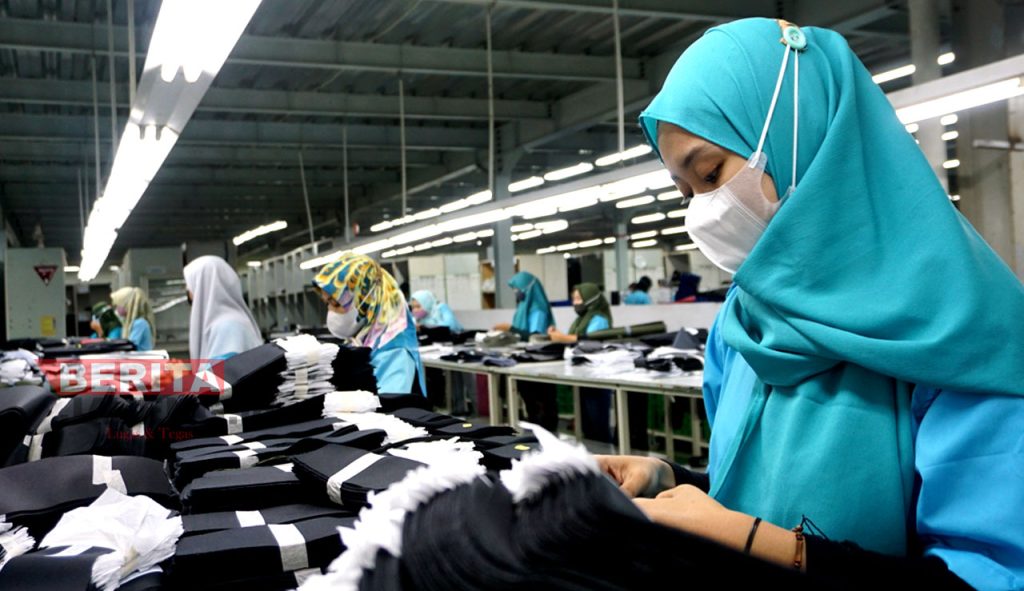 Pekerja pabrik yang memiliki hak menerima THR secara penuh pada tahun 2022 ini. (ADH/Koran Lingkar)