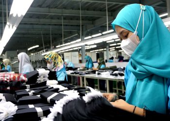 Pekerja pabrik yang memiliki hak menerima THR secara penuh pada tahun 2022 ini. (ADH/Koran Lingkar)