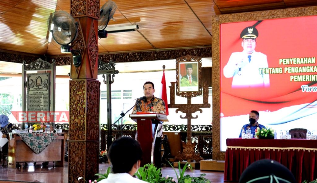Bupati Blora H. Arief Rohman, S.IP, M.Si memberikan arahan kepada CPNS Formasi tahun 2021, Jumat (01/04) di Pendopo Bupati Blora. (Dok. Humas Blora)