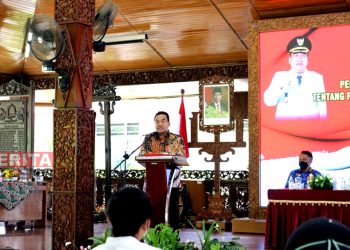 Bupati Blora H. Arief Rohman, S.IP, M.Si memberikan arahan kepada CPNS Formasi tahun 2021, Jumat (01/04) di Pendopo Bupati Blora. (Dok. Humas Blora)