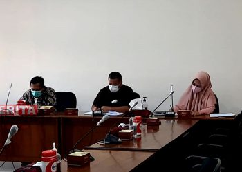 Anggota Komisi B DPRD Pati, Noor Laela saat rapat di Ruang Gabungan DPRD Pati, kemarin. (AZI/Koran Lingkar)