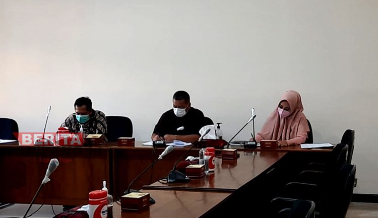 Anggota Komisi B DPRD Pati, Noor Laela saat rapat di Ruang Gabungan DPRD Pati, kemarin. (AZI/Koran Lingkar)