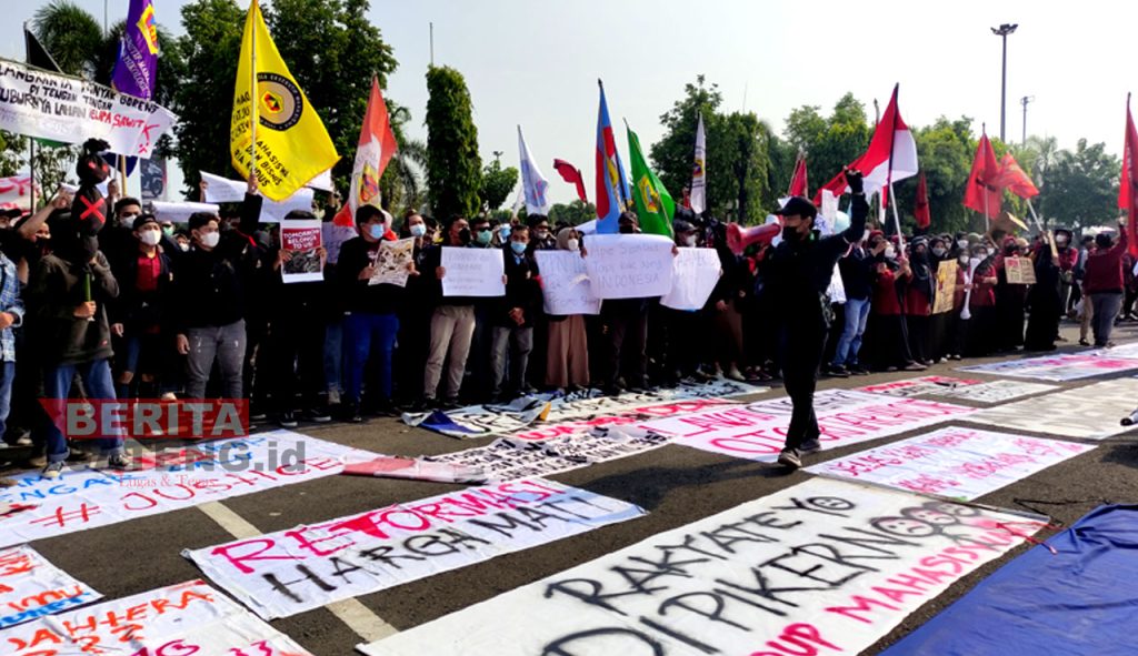 Ratusan mahasiswa menggelar aksi damai di depan Pendopo Kabupaten Kudus, Selasa (12/4). (NHS/Koran Lingkar)