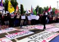 Demo Mahasiswa Kudus, Ini 3 Tuntutannya 16 Ratusan mahasiswa menggelar aksi damai di depan Pendopo Kabupaten Kudus, Selasa (12/4). (NHS/Koran Lingkar)