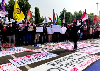 Ratusan mahasiswa menggelar aksi damai di depan Pendopo Kabupaten Kudus, Selasa (12/4). (NHS/Koran Lingkar)