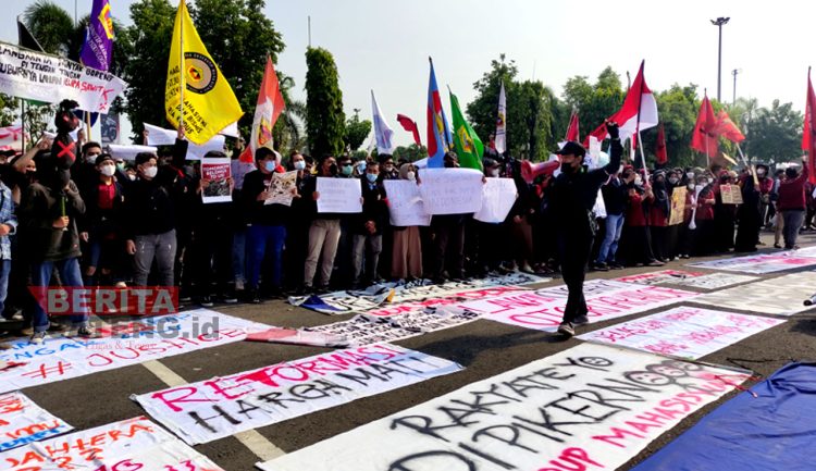 Ratusan mahasiswa menggelar aksi damai di depan Pendopo Kabupaten Kudus, Selasa (12/4). (NHS/Koran Lingkar)