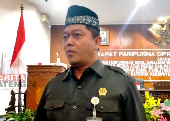 Ketua DPRD Pati, Ali Badrudin saat ditemui awak media di ruang sidang paripurna pada Senin (25/4). (ARF/Beritajateng.id)