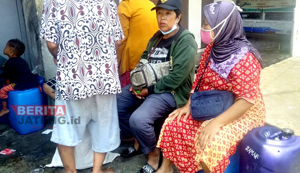 Puluhan warga mengantre di Pasar Johar Semarang untuk mendapatkan minyak goreng curah. (ADI/Koran Lingkar)